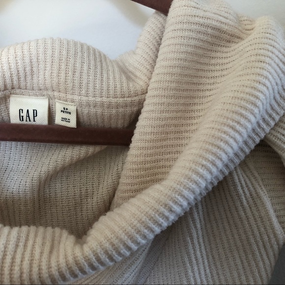 ♦️NWOT Gap beige wide shoulder collar - Picture 2 of 2